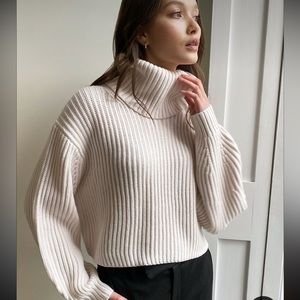 Aritzia Guell sweater in light beige color - size XS